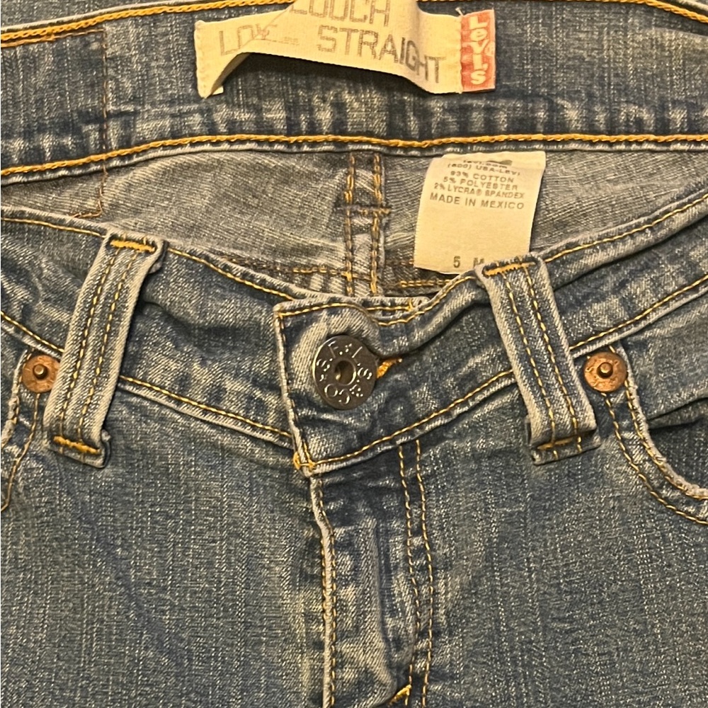 Levi 504
5 M
Low slouch
Straight
Gently used